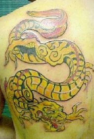 背部黄色的龙纹身图案
