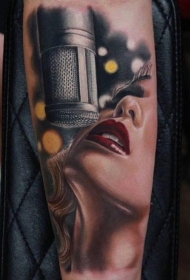 手臂逼真的彩色女歌手和老式麦克风纹身