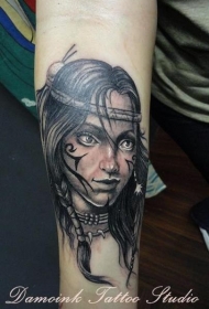 手臂彩色部落女孩肖像纹身图案