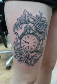 腿部灰色时钟与玫瑰花纹身图案