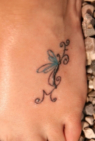 脚背蜻蜓藤蔓纹身图案
