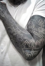 手臂奇妙的白色墨水花卉纹身图案