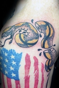 肩部老派风格的彩色撕裂蛇与国旗纹身