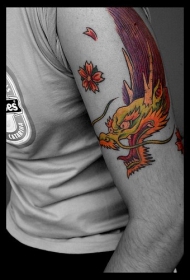 手臂彩色日式龙纹身图案