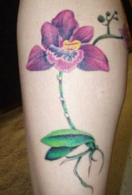 腿部彩色逼真的兰花纹身图案
