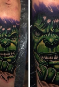 手臂彩色小漫画风格愤怒的绿巨人纹身