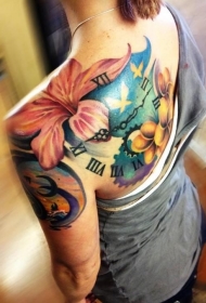 背部彩绘芙蓉花和时钟纹身图案