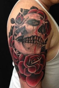 肩部彩色骷髅头与玫瑰花纹身图案