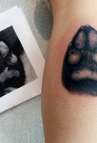 栩栩如生非常细致的小狗爪子纹身图案