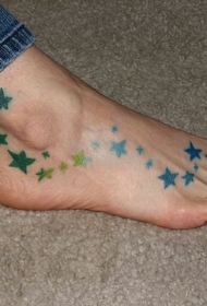 脚背丰富多彩的星星纹身图案