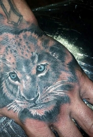 手背小狮子头像彩色纹身图案