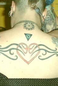 肩部彩色部落符号和爱心纹身图案