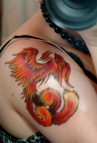 女生大臂处精致的火凤凰纹身图案