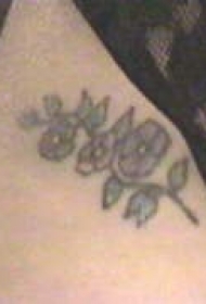 女性手臂紫色花朵纹身图案