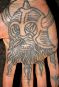 手部愤怒的维京战士纹身图案