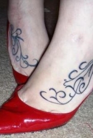 女性脚部简约条纹纹身图案