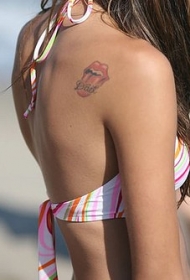 女性肩部彩色嘴唇标志纹身图案