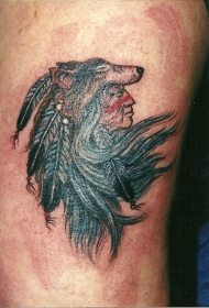 肩部彩色印第安人和狼头纹身图片