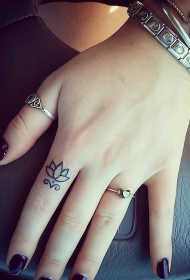 手指可爱简单的莲花纹身图案