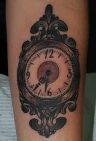 手臂复古风格的旧钟纹身图案