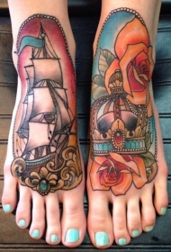 女性脚背华丽的彩色帆船与皇冠纹身