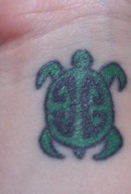 手腕彩色小绿龟纹身图案