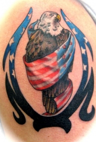 鹰裹美国国旗纹身图案