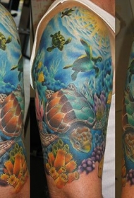 肩部逼真的彩色水下龟纹身图案