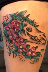 腿部彩色马头骨与花朵纹身图案