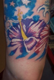 腿部彩色木槿花与五角星纹身图案