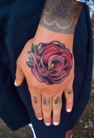 手部彩色艺术风格的玫瑰花纹身图案