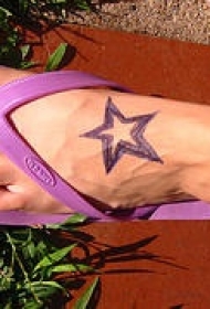 女性脚背空心五角星纹身图案