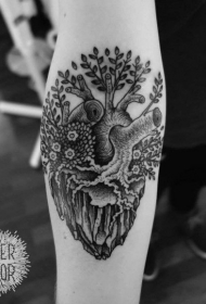 女性手臂黑色心脏与树纹身图案