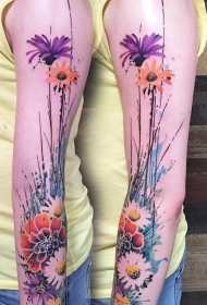 女性手臂甜蜜彩绘花朵纹身图案