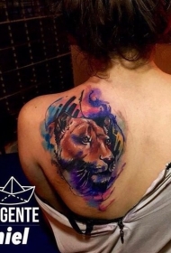 肩部水彩风格的彩色头狮子纹身图片