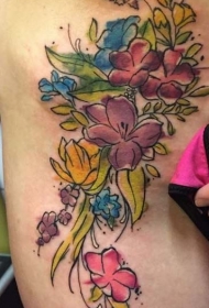 腰侧清新水彩色花朵纹身图案