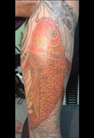 男性腿部彩色鲤鱼纹身图案