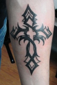 男性小臂黑色十字架纹身图案