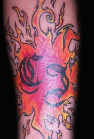 彩色火焰和字母纹身图案