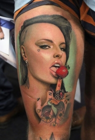 大腿写实逼真的性感女人肖像与草莓纹身图案