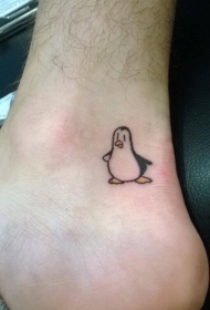 男士脚踝一只卡通小企鹅纹身图案
