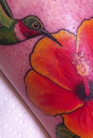 彩色蜂鸟和芙蓉花纹身图案