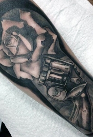 手臂灰色逼真的老左轮手枪和玫瑰纹身