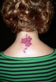颈部彩色粉红花瓣纹身图案
