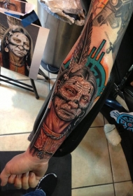 手臂彩色印度头与战争纹身图案