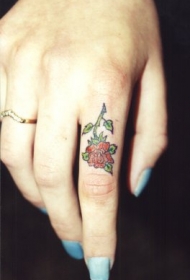 手指上的小红玫瑰纹身图案