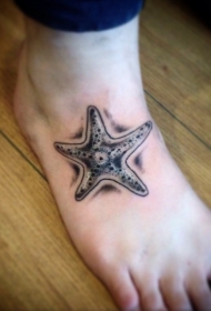 脚背不寻常的黑白海星纹身图案
