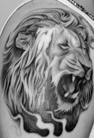 肩部黑灰狮子头纹身图案