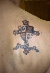 十字架与军队盾纹身图案