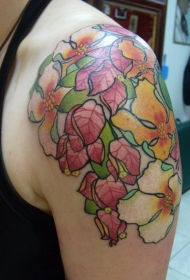男性肩上彩色花卉纹身图案